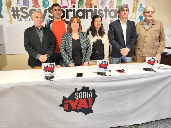 Vanessa García (tercera por la izquierda) junto a miembros de Soria ¡YA! presentando la coalición Existe