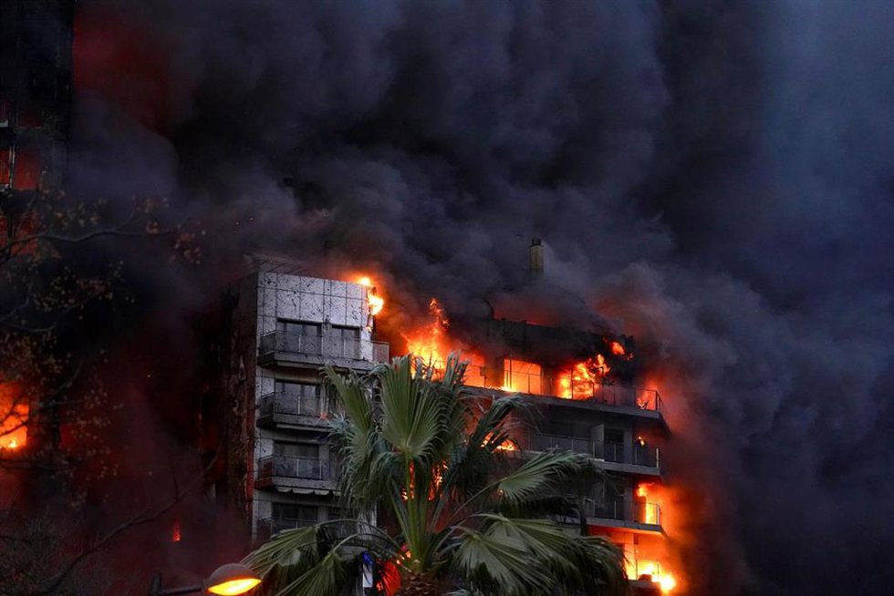 Archivo - Incendio declarado en un edificio de la calle Rafael Alberti en el barrio de Campanar de Valncia