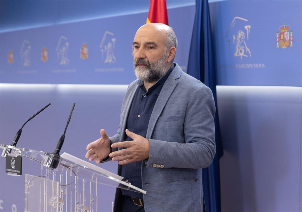 El diputado de BNG Néstor Rego durante una rueda de prensa anterior a la Junta de Portavoces, en el Congreso de los Diputados, a 23 de abril de 2024, en Madrid (España).