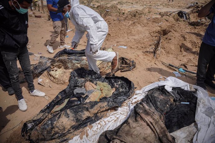 Trabajos de exhumación de cadáveres en fosas comunes halladas en el Hospital Naser de la ciudad de Jan Yunis, en el sur de la Franja de Gaza, tras la retirada del Ejército de Israel (archivo)