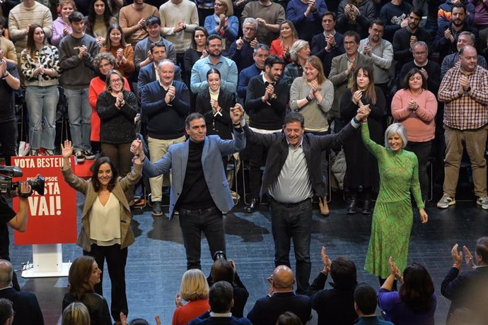 Archivo - El secretario general del PSOE y presidente del Gobierno, Pedro Sánchez, junto a dirigentes del partido en Galicia, entre ellos la alcaldesa de A Coruña, Inés Rey