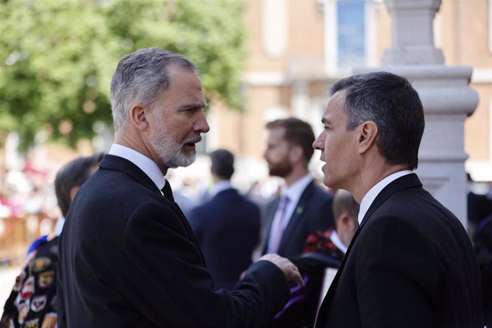 El Rey Felipe VI y el presidente del Gobierno, Pedro Sánchez,