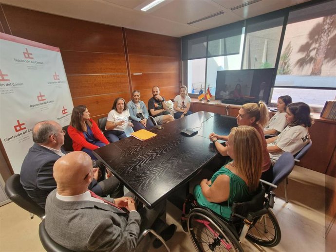 El Diputado del Común, Rafael Yanes, se reúne con representantes de la Asociación 'Queremos movernos',