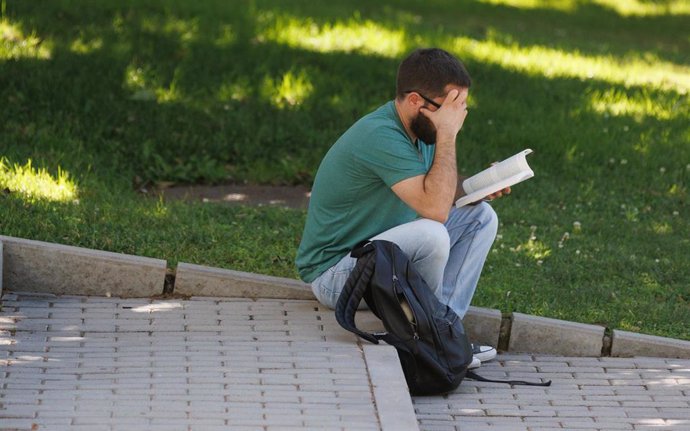 Archivo - Un estudiante repasa en el exterior del campus de Móstoles de la Universidad Rey Juan Carlos, a 4 de julio de 2023, en Móstoles, Madrid (España).