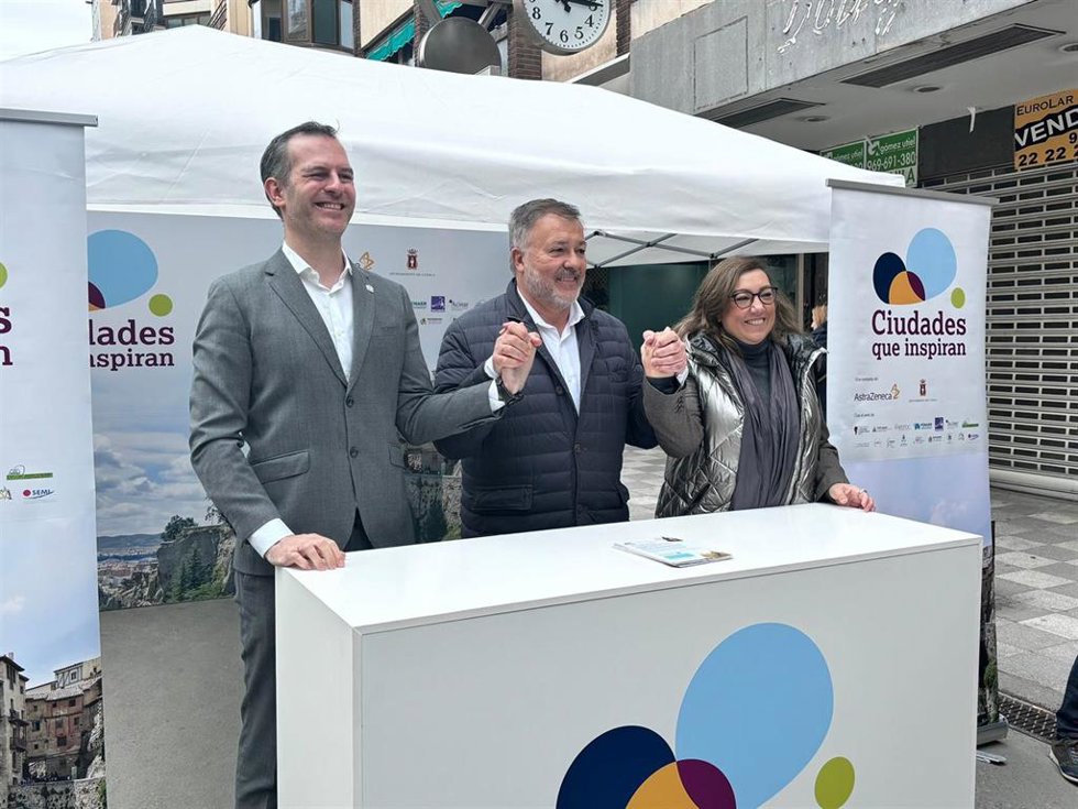 El alcalde de Cuenca, Darío Dolz; la responsable de Relaciones Institucionales de Astrazeneca, Pilar Pasarón; y el doctor Raúl Salmerón.