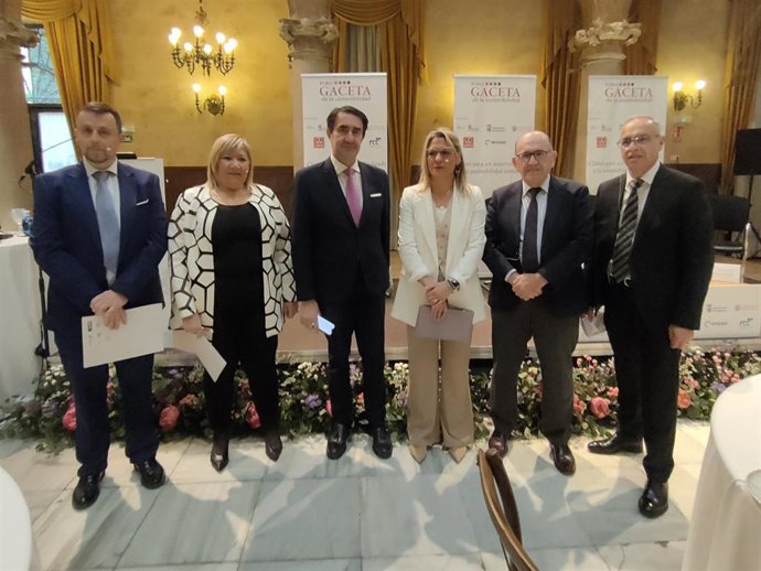 El consejero de Medio Ambiente, Juan Carlos Suárez-Quiñones (c), en el foro organizado en Salamanca