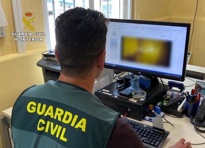 Un agente de la Guardia Civil, durante la investigación