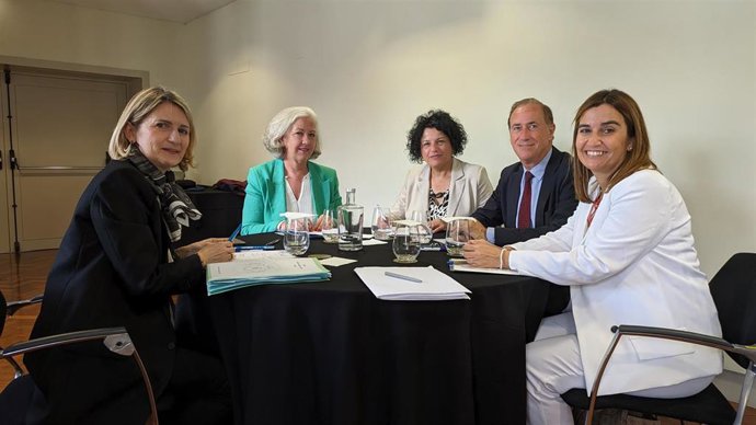 El conseller del Mar y Ciclo del Agua, Juan Manuel Lafuente, la directora general de Relaciones Institucionales y con el Parlament, Francesca Ramis, y la presidenta de la Asamblea de Córcega, Marie-Antoniette Maupertuis.