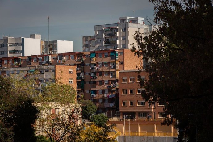 Archivo - Edificios del barrio de Ciutat Meridiana.