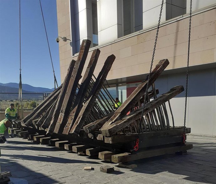 Un momento de la colocación de la obra en la fachada principal de la estación Segovia Guiomar