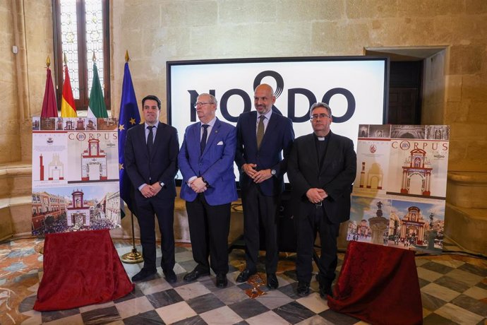 El delegado de Fiestas Mayores en el Consistorio hispalense, Manuel Alés, en la presentación del diseño de las portadas del Corpus Christi 2024.