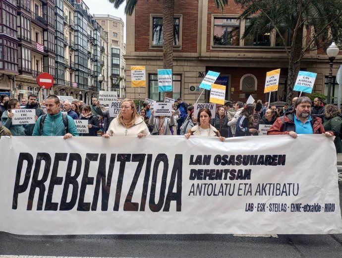 Concentración de sindicatos en Bilbao por el Día de la Seguridad y Salud en el Trabajo