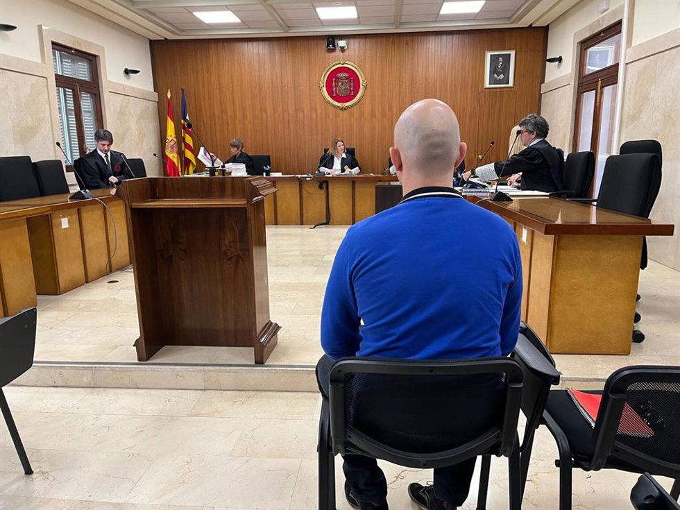 El acusado de violar a un compañero de celda en la cárcel de Palma, sentado para el juicio en la Audiencia Provincial.