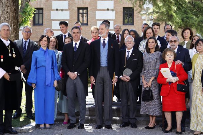 Foto de familia tras la entrega del Premio 'Miguel de Cervantes' 2023 en el paraninfo de la Universidad de Alcalá, a 23 de abril de 2024, en Alcalá de Henares (España). 