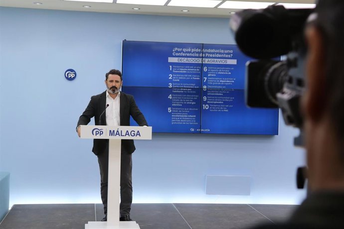 El secretario general del PP de Málaga, José Ramón Carmona, en rueda de prensa.