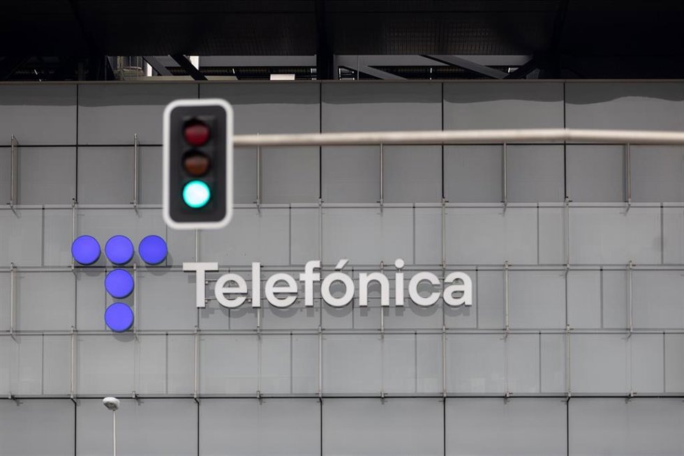 Archivo - Un semáforo en verde frente a la sede de Telefónica, a 28 de noviembre de 2023, en Madrid (España).