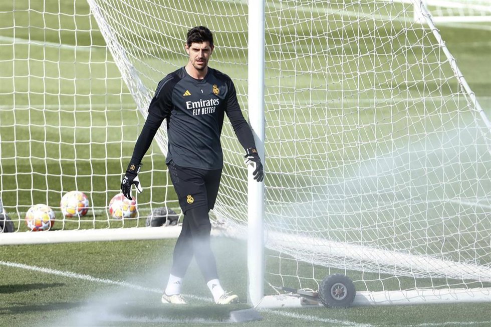 Archivo - El portero del Real Madrid Thibaut Courtois, en un entrenamiento en Valdebebas.