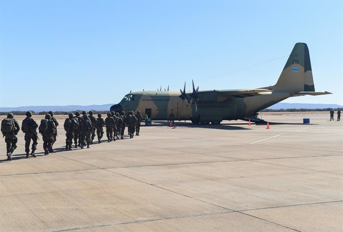 Archivo - (210727) -- GABORONE, July 27, 2021 (Xinhua) -- The Botswana Defence Force (BDF) soldiers depart from Sir Seretse Khama International Airport in Gaborone, Botswana, July 26, 2021. The BDF will provide regional support to the Republic of Mozambiq