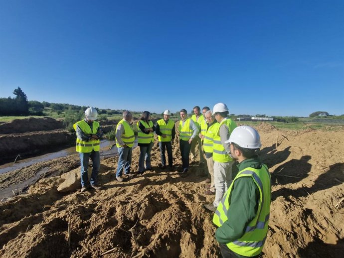 Supervisión de los trabajos que se están desarrollando en el Arroyo de la Pontezuela, ubicado en Cartaya (Huelva).
