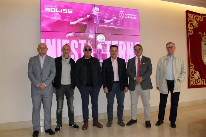 Rueda de prensa sobre la estatua de Andrés Iniesta en los aledaños del estadio 'Carlos Belmonte'.