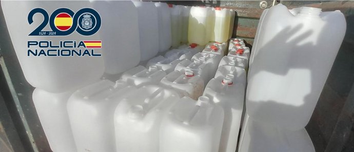Petacas de gasolina incautadas por la Policía Nacional en Jerez de la Frontera (Cádiz). ARCHIVO.