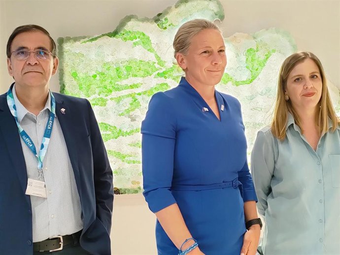 Pedro Galache, jefe de Estrategia y Cooperación de la Agencia Europea de Pesca, junto a la directora ejecutiva, Susan Steele, y la responsable de comunicación, Patricia Sánchez.