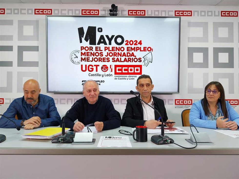 Faustino Temprano y Vicente Andrés, en el centro de la imagen, en la presentación del manifiesto del 1 de mayo