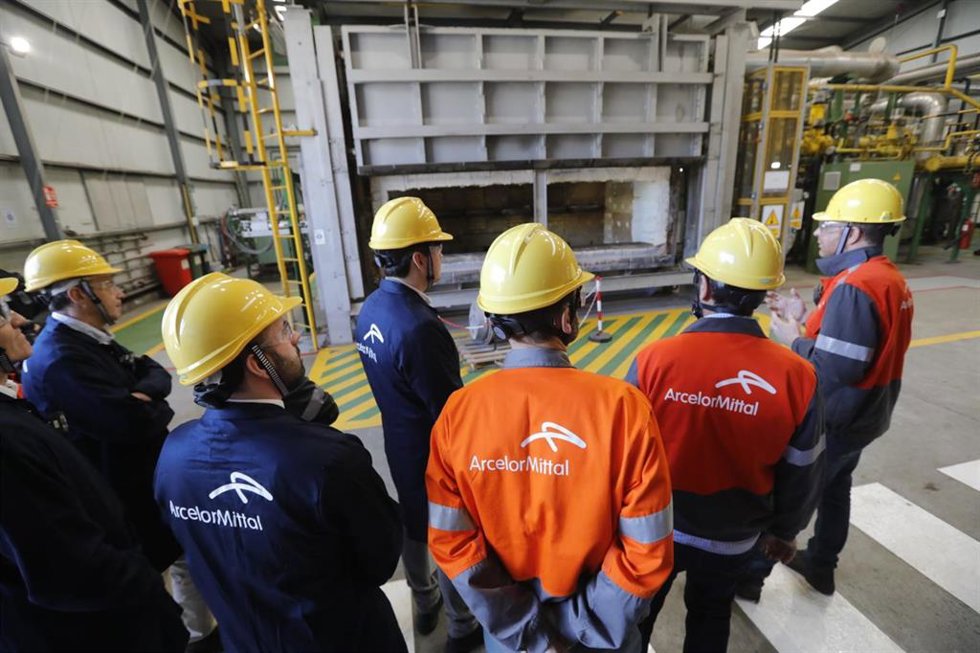 Archivo - Visita a las instalaciones del  GasLab, en la factoría gijonesa de Veriña de ArcelorMittal, donde se investiga en una planta piloto el uso, almacenaje y transporte del hidrógeno verde dentro del consorcio H2Asturias.