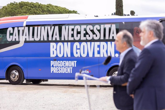 El secretari general de Junts, Jordi Turull, amb un dels autobusos