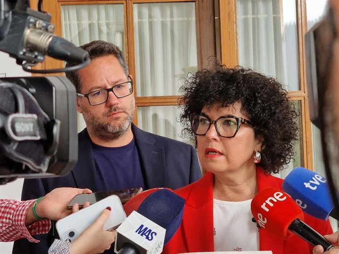 La diputada de Adelante Andalucía Maribel Mora, este jueves en declaraciones a los medios tras registrar la Proposición de Ley sobre menopausia, con el portavoz, José Ignacio García, de fondo.