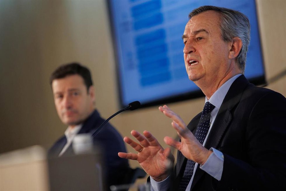 El CEO de Banco Sabadell, César González-Bueno (d), durante una rueda de prensa de presentación de los resultados de Banco Sabadell correspondientes al primer trimestre de 2024, a 25 de abril de 2024, en Madrid (España). El Grupo Banco Sabadell obtuvo u
