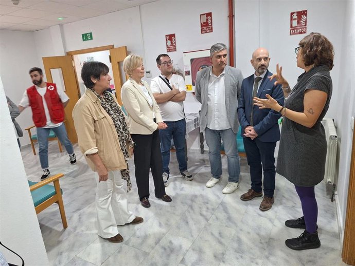 El subdelegado del Gobierno en Málaga, Javier Salas,visita el centro de Centro de Acogida Temporal de personas refugiadas por la guerra en Ucrania en Almáchar.