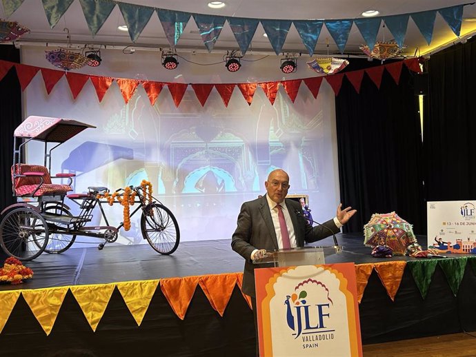 El alcalde de Valladolid, Jesús Julio Carnero, en la presentación del Festival de Literatura de Jaipur en Valladolid.