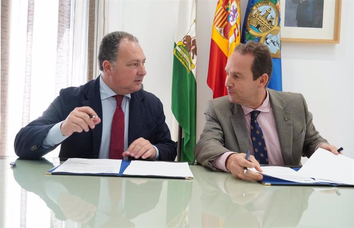 El presidente de la Diputación, David Toscano, y el rector de la UNIA, José Ignacio García, firman un convenio para la creación de la Cátedra Iberoamericana de Inteligencia Institucional.