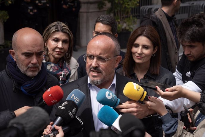 El candidato del PP a las elecciones catalanas, Alejandro Fernández, ante la Jefatura Superior de Policía Nacional en Catalunya, situada en la Via Laietana de Barcelona