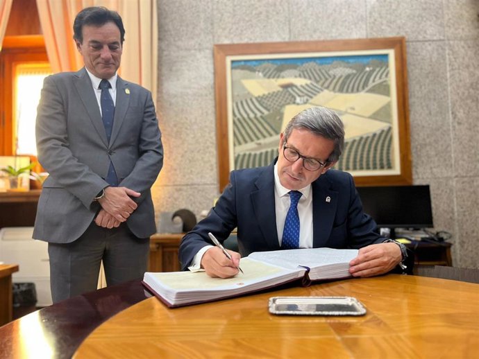 El consejero Jorge Paradela firma en el Libro de Honor del Ayuntamento en presencia del alcalde Agustín González