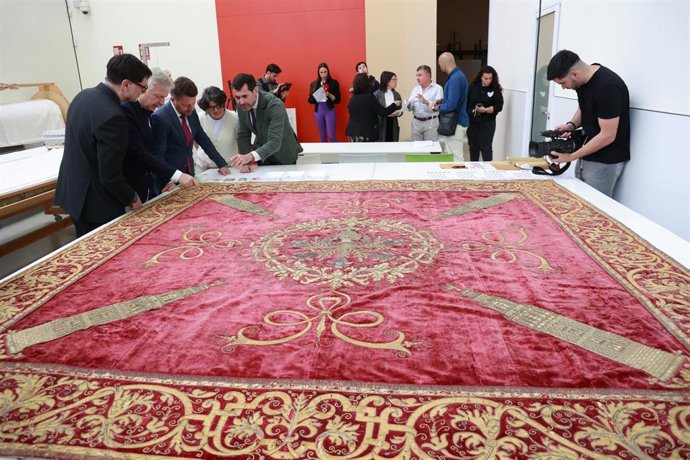 Repostero carmesí de la Catedral, realizado en el s.XVII, expuesto en el IAPH para que se lleven a cabo las labores de restauración.