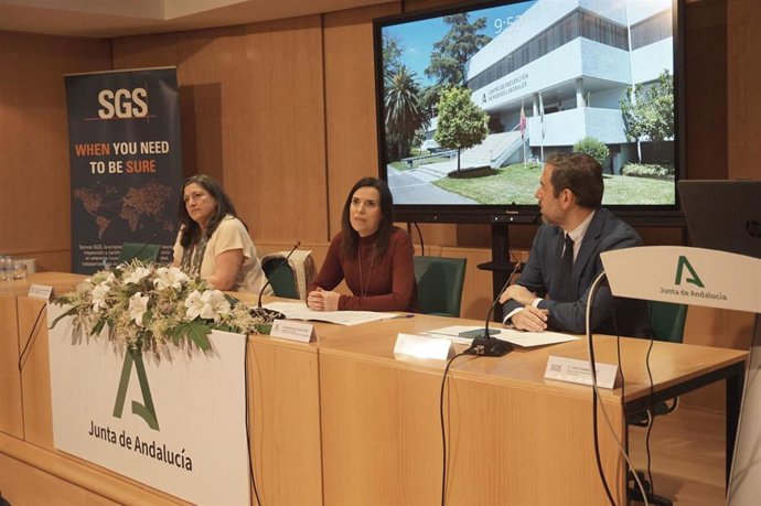 Gálvez (centro), durante su intervención en las jornadas sobre exposición al gas radón en los lugares de trabajo.