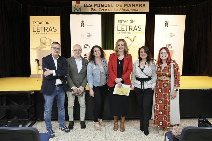 Foto de grupo de la nueva edición de La Estación de las Letras