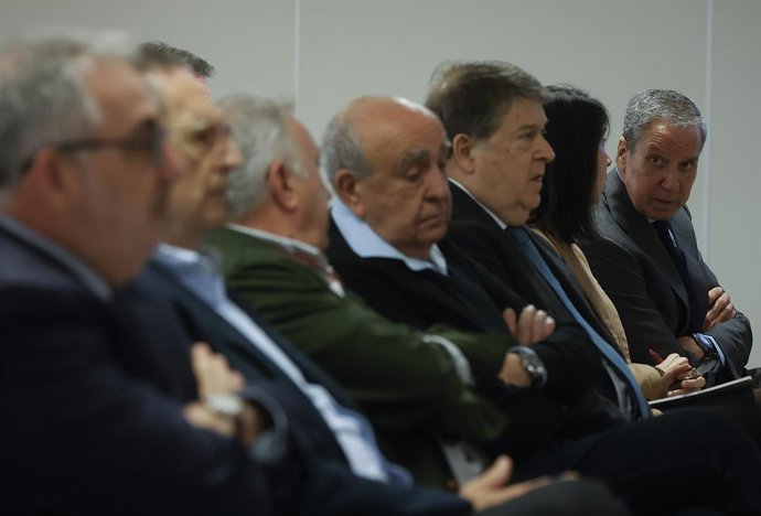 Archivo - L'ex-president de la Comunitat valencinaa José Luis Olivas (3d) i l'ex-president de la Generalitat valenciana i ex-ministre Eduardo Zaplana (1d) durant el judici d'Erial