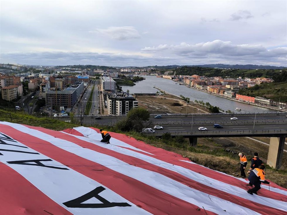 Protección Civil de Barakaldo retira una pancarta gigante del Athletic del monte Tun-Tun por su riesgo para la seguridad