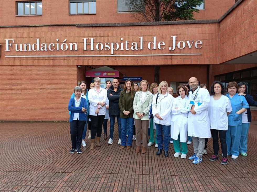 La diputada del PP en el Junta General del Principado de Asturias (JGPA) Pilar Fernández Pardo, y la portavoz 'popular' y vicealcaldesa de Gijón, Ángela Pumariega, acompañadas de representantes de los trabajadores del hospital de Jove, en Gijón.