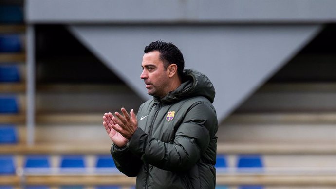 El entrenador del FC Barcelona, Xavi Hernández, en un entrenamiento en abril de 2024