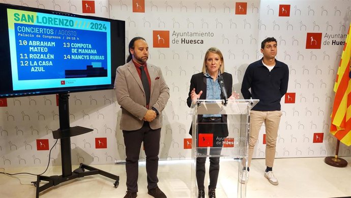 La concejala de Fiestas, Nuria Mur, ha presentado la programación de conciertos de las Fiestas de San Lorenzo, acompañada de dos promotores musicales