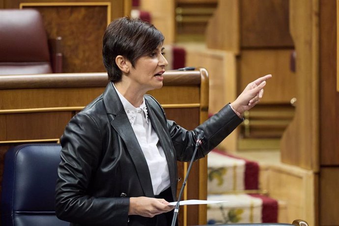 La ministra de Vivienda y Agenda Urbana, Isabel Rodríguez, interviene durante una sesión de control al Gobierno, en el Congreso de los Diputados, a 24 de abril de 2024, en Madrid (España). 