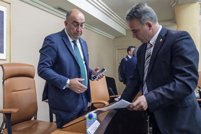 El presidente de la Diputación, Miguel Ángel de Vicente (izda), consulta documentos con el portavoz socialista, Máximo San Macario