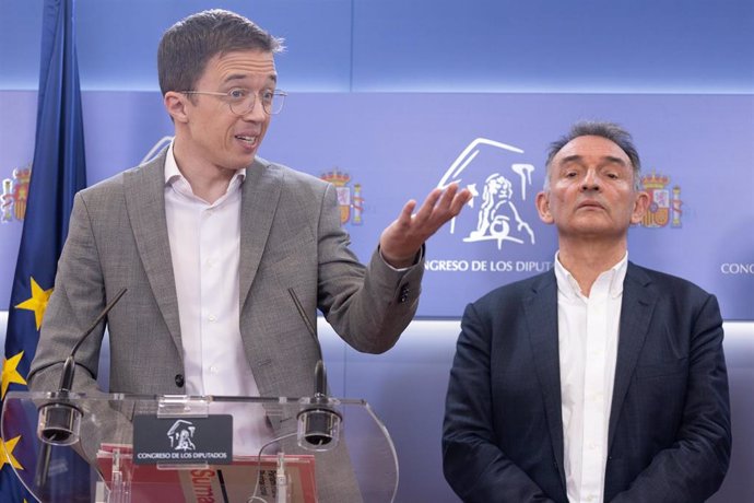 Archivo - El portavoz de Sumar en el Congreso, Iñigo Errejón (i), y el portavoz parlamentario de IU y diputado de Sumar, Enrique Santiago (d), ofrecen una rueda de prensa, en el Congreso de los Diputados, a 21 de marzo de 2024, en Madrid (España). 