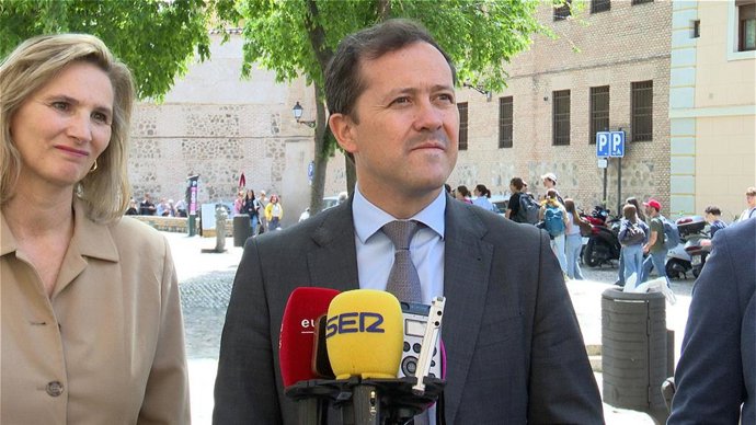 La vicesecretaria nacional de Desarrollo Sostenible, Paloma Martín, y el alcalde de Toledo, Carlos Velázquez.