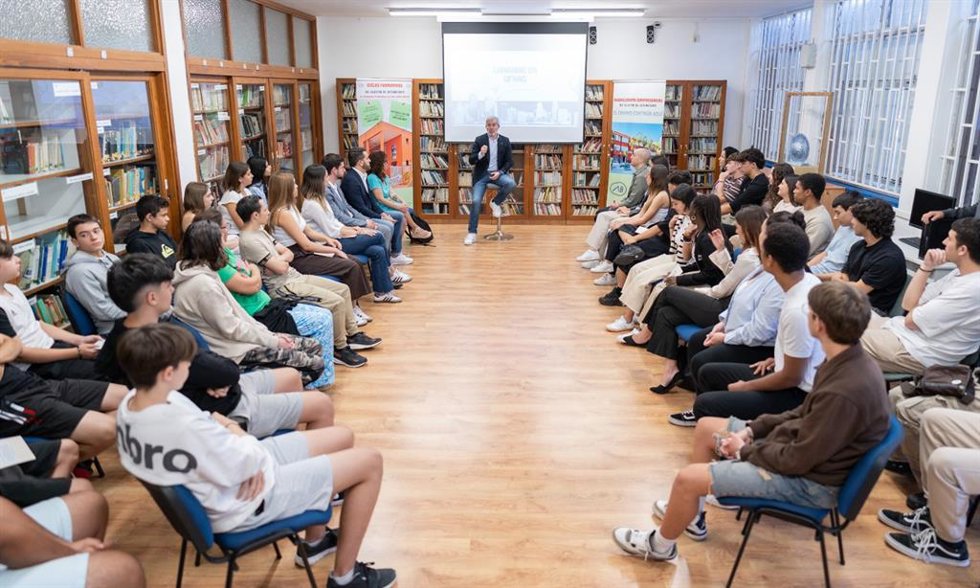El presidente de Canarias, Fernando Clavijo, imparte una charla sobre el Régimen Económico y Fiscal (REF) en el IES Agustín de Betancourt de Puerto de la Cruz