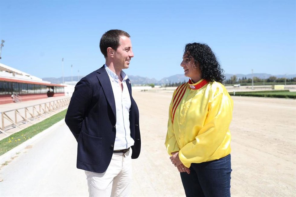 El presidente del Consell de Mallorca, Lloren Galmés, junto a la jinete Cristina Velasco, quien participará en el Campeonato Europeo de Damas Amateurs.